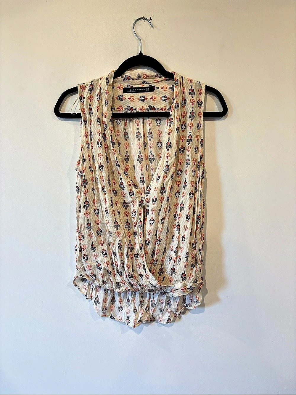 Zara Woman Printed Sleeveless Blouse in Cream Size Small